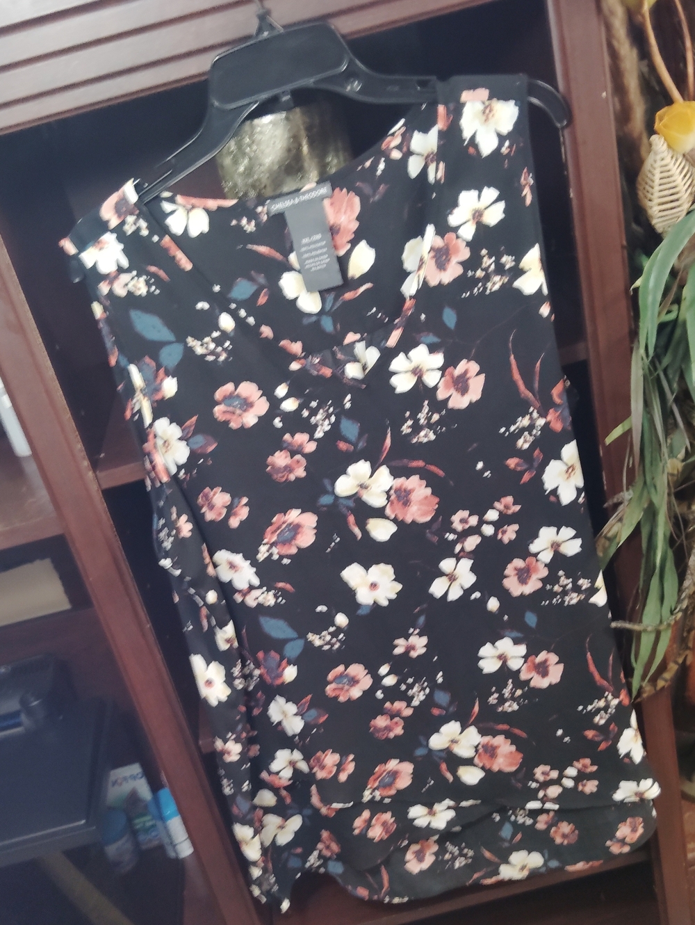 Women's floral top with tag